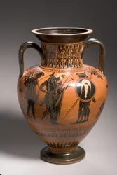 Attikalainen mustahahmoinen amfora, jossa on Troijan sodan kohtauksia (keramiikka) (ks. myös 249016-18 ja 249022).